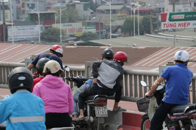 Nhiều người dân vô ý thức, liên tục ngó xuống sông quan sát vụ việc.