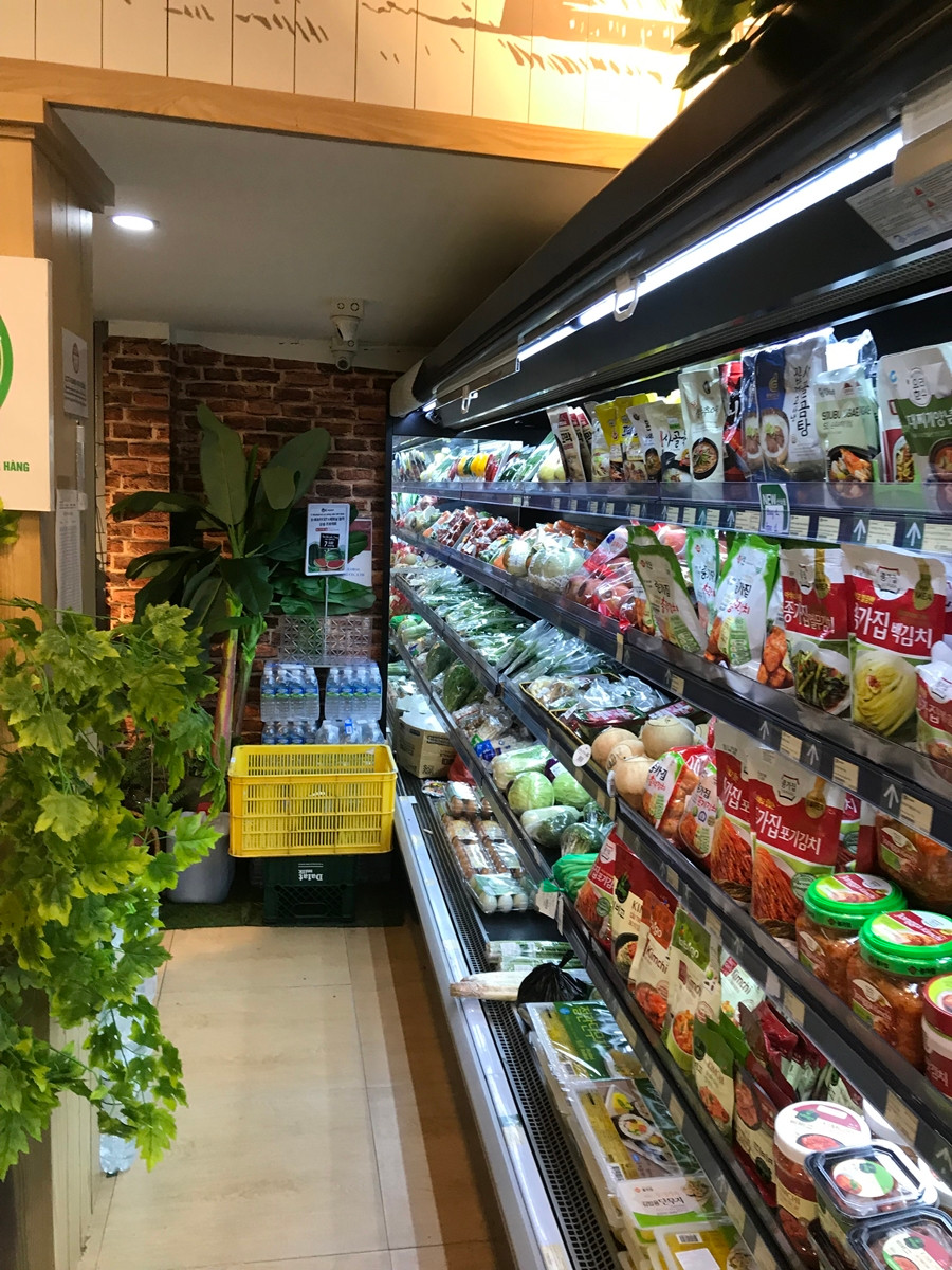 Lượng mặt hàng thực phẩm được nhập khẩu từ Hàn Quốc cung cấp vào siêu thị K-Market ở đường Trung Hòa rất nhiều.