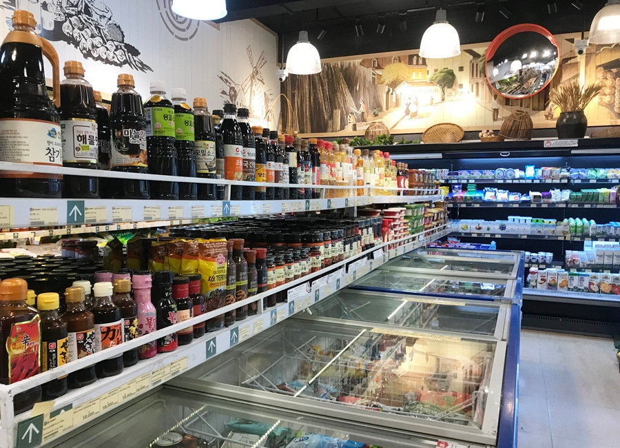 Các mặt hàng được bày bán kín các khay kệ bên trong siêu thị.