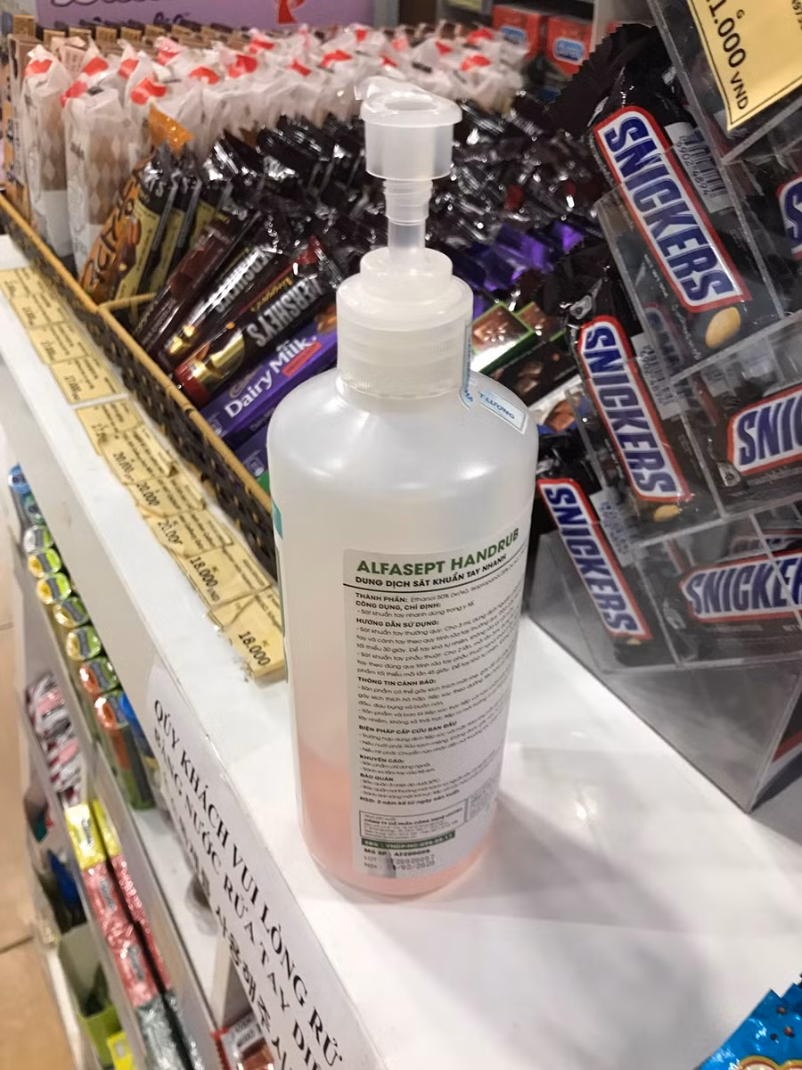 Dung dịch sát khuẩn được siêu thị này bố trí cho khách hàng.