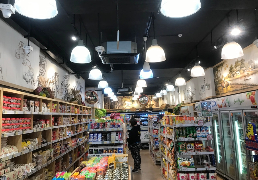 Phải rất lâu mới có một vài vị khách người Hàn Quốc ghé vào siêu thị K-Market ở đường Trung Hòa, nhưng cũng không đáng kể. Trong khi đó, k-food tích hợp bên trong siêu thị này ế ẩm.