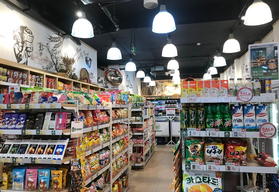 Thời điểm phóng viên ghi nhận, không một bóng dáng khách hàng ra vào siêu thị K-Market ở đường Trung Hòa (Hà Nội).