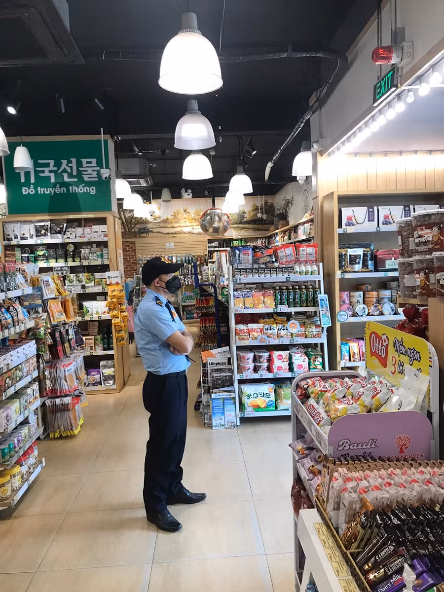 Để phòng lây nhiễm Sars-CoV-2, siêu thị này đã bố trí một nhân viên bảo vệ đứng ngay ở cửa ra vào nhắc nhở khách hàng đeo khẩu trang, rửa tay bằng dung dịch sát khuẩn mà siêu thị đã bố trí, trước khi khách hàng tham quan, mua sắm sản phẩm.