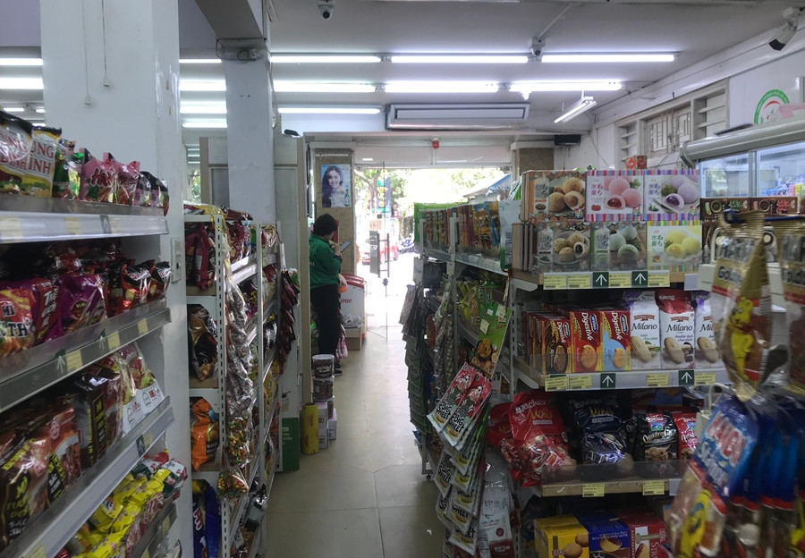 Tương tự, ở một siêu thị K-Market nằm ngay mặt đường Nguyễn Thị Định (Hà Nội) cũng chung tình cảnh đìu hiu khách. Nhân viên làm việc ở đây “dư thời gian”, chỉ còn biết lôi điện thoại ra sử dụng.