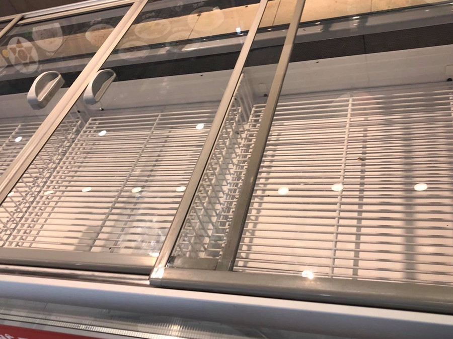 Tủ lạnh đựng thịt để bán trong siêu thị này gần như không có một sản phẩm nào. (Ảnh: Trang Lê).