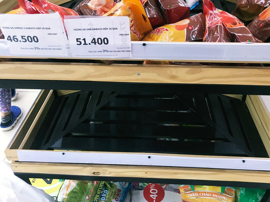 Kệ hàng rau củ quả tại siêu thị này nhiều khoang trống trải mặt hàng.