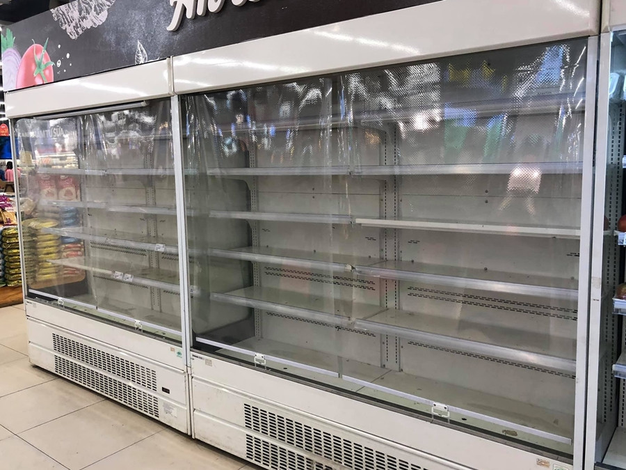 Tủ lạnh ở gian hàng thực phẩm thịt, rau củ quả cũng sạch sẽ.