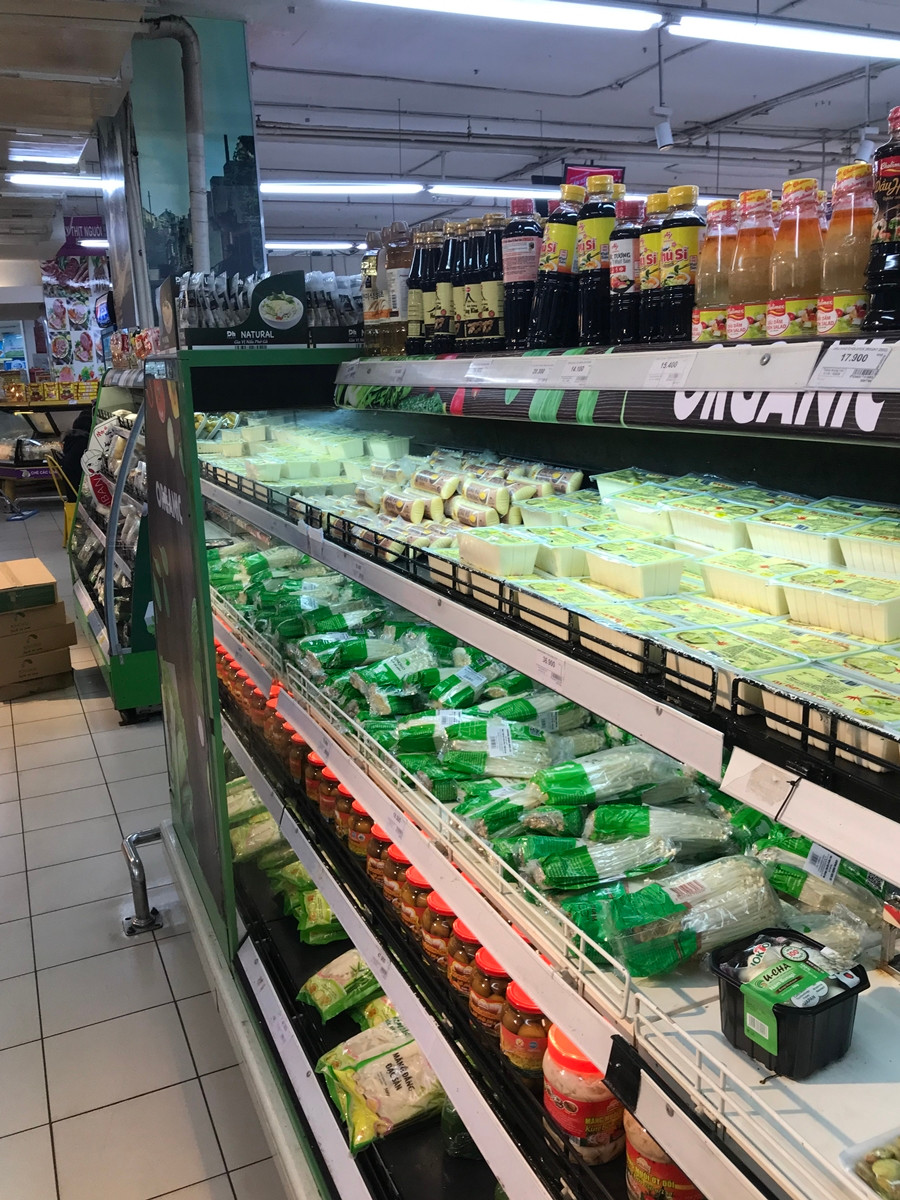 Thông tin người dân Thủ đô "gom" thực phẩm vì lo ngại ra ngoài lây nhiễm dịch bệnh do virus corona như hiện nay là điều hết dễ hiểu bởi corona đang diễn biến rất phức tạp. Tuy nhiên, đó cũng chỉ là một trong số các ý kiến đang tranh luận về tình trạng thịt và rau củ quả ở các siêu thị Hà Nội “cháy hàng” liên tục.