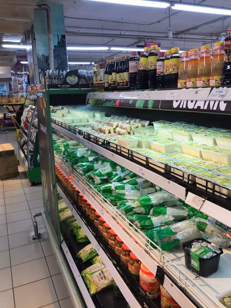 Thông tin người dân Thủ đô "gom" thực phẩm vì lo ngại ra ngoài lây nhiễm dịch bệnh do virus corona như hiện nay là điều hết dễ hiểu bởi corona đang diễn biến rất phức tạp. Tuy nhiên, đó cũng chỉ là một trong số các ý kiến đang tranh luận về tình trạng thịt và rau củ quả ở các siêu thị Hà Nội “cháy hàng” liên tục.