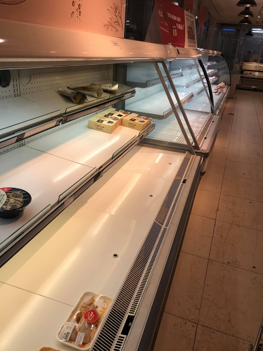 Tại một siêu thị lớn nằm trên địa bàn quận Hai Bà Trưng cho thấy, mặt hàng thịt cũng trở nên khan hiếm. (Ảnh: Trang Lê).