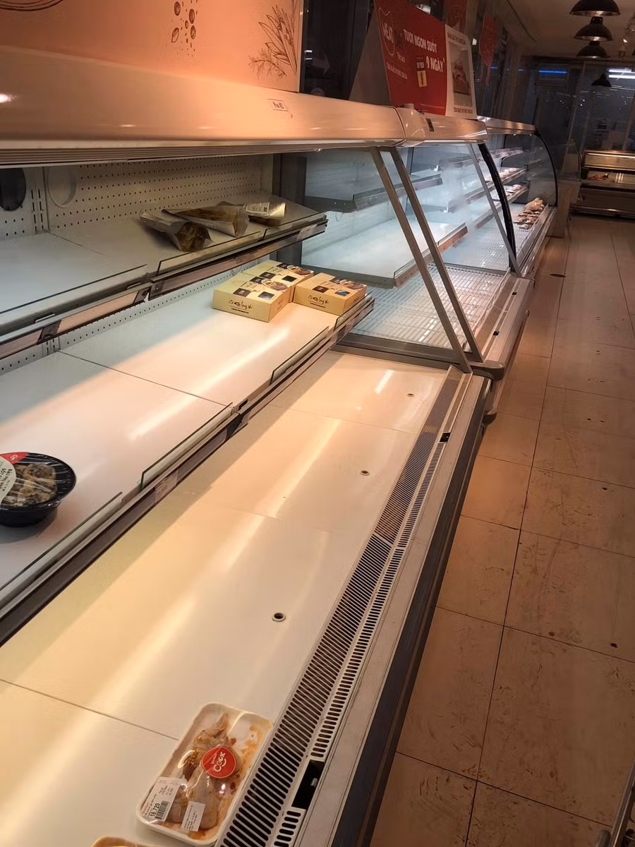 Tại một siêu thị lớn nằm trên địa bàn quận Hai Bà Trưng cho thấy, mặt hàng thịt cũng trở nên khan hiếm. (Ảnh: Trang Lê).