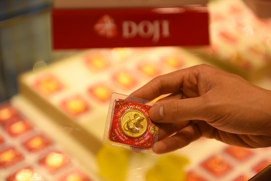 “Các sản phẩm Đồng vàng Kim Tý của DOJI được tính theo giá niêm yết của vàng SJC, với trọng lượng 1 chỉ, 2 chỉ, 5 chỉ, đáp ứng tối đa nhu cầu tích trữ - đầu tư - quà tặng, linh hoạt với mọi khả năng tài chính của khách hàng. Chính vì vậy, Đồng vàng Kim Tý đang giữ vị trí quán quân trong bộ sưu tập sản phẩm DOJI tung ra trong dịp Thần Tài này. Đặc biệt, siêu phẩm Âu vàng Phúc Long được sản xuất bằng công nghệ 3D đỉnh cao vừa mới ra mắt của DOJI được dự báo sẽ tiếp tục khuấy đảo thị trường Vàng Thần Tài năm nay”, đại diện DOJI cho biết.