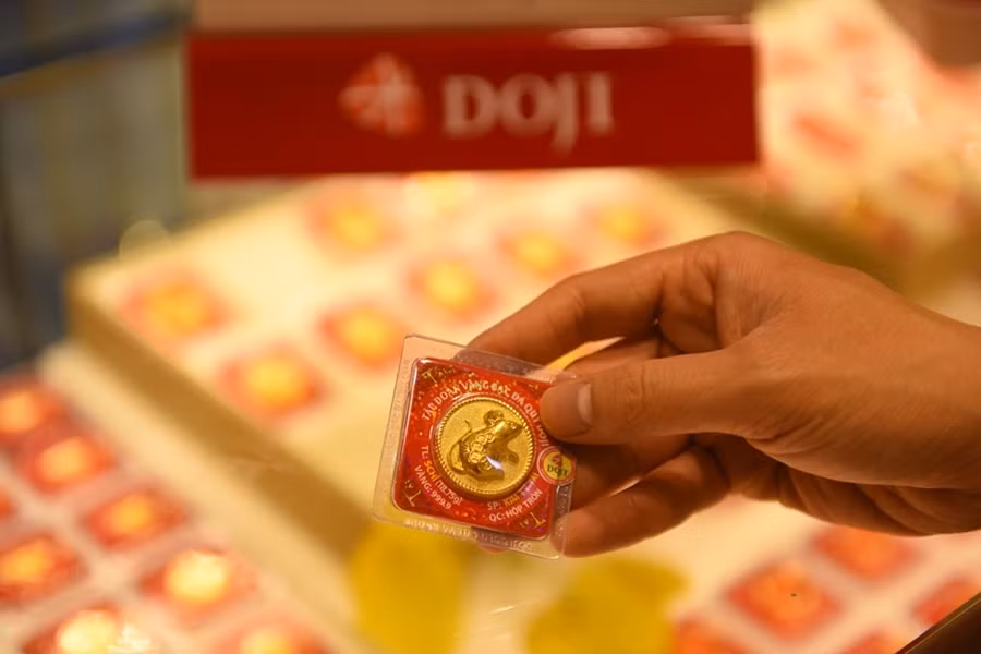 “Các sản phẩm Đồng vàng Kim Tý của DOJI được tính theo giá niêm yết của vàng SJC, với trọng lượng 1 chỉ, 2 chỉ, 5 chỉ, đáp ứng tối đa nhu cầu tích trữ - đầu tư - quà tặng, linh hoạt với mọi khả năng tài chính của khách hàng. Chính vì vậy, Đồng vàng Kim Tý đang giữ vị trí quán quân trong bộ sưu tập sản phẩm DOJI tung ra trong dịp Thần Tài này. Đặc biệt, siêu phẩm Âu vàng Phúc Long được sản xuất bằng công nghệ 3D đỉnh cao vừa mới ra mắt của DOJI được dự báo sẽ tiếp tục khuấy đảo thị trường Vàng Thần Tài năm nay”, đại diện DOJI cho biết.
