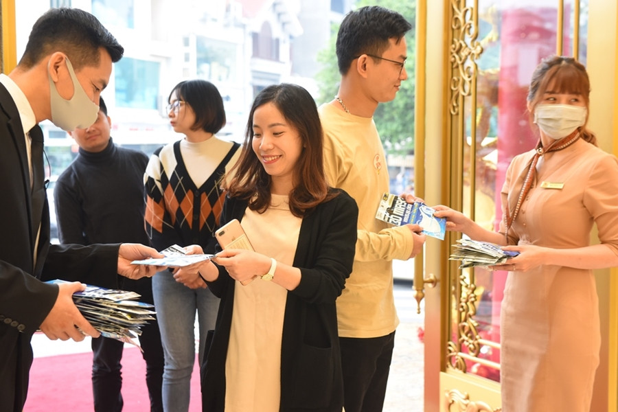 Nhiều người đi mua vàng trước ngày vía Thần Tài còn được tặng khẩu trang miễn phí để phòng ngừa lây nhiễm virus corona đang diễn biến hết sức phức tạp.