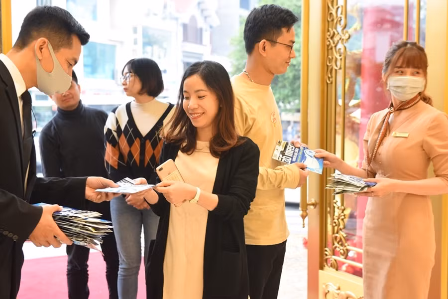 Nhiều người đi mua vàng trước ngày vía Thần Tài còn được tặng khẩu trang miễn phí để phòng ngừa lây nhiễm virus corona đang diễn biến hết sức phức tạp.