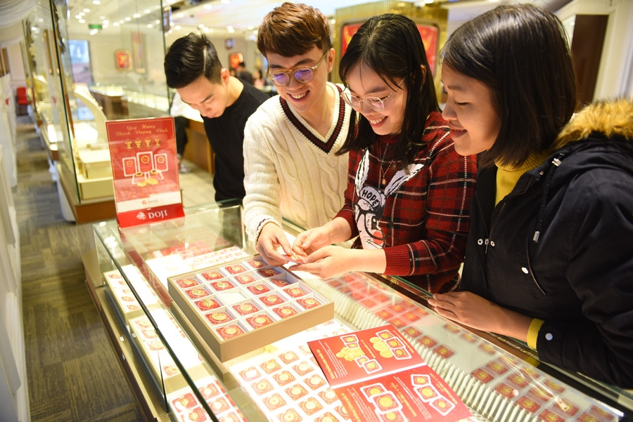 Người dân thoải mái lựa chọn các sản phẩm vàng sát ngày vía Thần Tài, khỏi phải lo chen lấn, xếp hàng chờ đợi đến lượt.