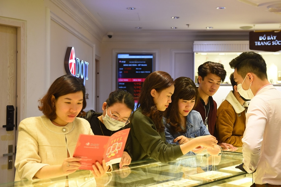 Trao đổi với PV Kiến Thức, ông Dương Anh Tuấn - Phó Tổng Giám đốc Tập đoàn Vàng bạc Đá quý DOJI cho biết: “Để chuẩn bị cho ngày Thần Tài năm nay, DOJI đã tung ra 280.000 sản phẩm đa dạng, tăng 30% so với dịp Thần Tài năm ngoái, đáp ứng nhu cầu của người dân. Trong đó, các sản phẩm đúc hình chuột của DOJI được dự báo sẽ là dòng sản phẩm hút khách. Tại các Chi nhánh, điểm bán hàng của DOJI, nhiều sản phẩm đã lên kệ như sản phẩm Đồng vàng Kim Tý Phát Lộc với hình ảnh chú Chuột tả thực thể hiện sự thông minh, nhanh nhẹn và tích trữ của cải. Sản phẩm Đồng vàng Kim Tý Chiêu Tài với hình ảnh chú Chuột ngộ nghĩnh, tinh nhanh giúp phát triển sự nghiệp, thuận lợi hơn trong công việc và làm ăn phát đạt”.