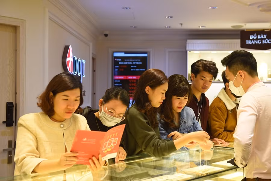 Trao đổi với PV Kiến Thức, ông Dương Anh Tuấn - Phó Tổng Giám đốc Tập đoàn Vàng bạc Đá quý DOJI cho biết: “Để chuẩn bị cho ngày Thần Tài năm nay, DOJI đã tung ra 280.000 sản phẩm đa dạng, tăng 30% so với dịp Thần Tài năm ngoái, đáp ứng nhu cầu của người dân. Trong đó, các sản phẩm đúc hình chuột của DOJI được dự báo sẽ là dòng sản phẩm hút khách. Tại các Chi nhánh, điểm bán hàng của DOJI, nhiều sản phẩm đã lên kệ như sản phẩm Đồng vàng Kim Tý Phát Lộc với hình ảnh chú Chuột tả thực thể hiện sự thông minh, nhanh nhẹn và tích trữ của cải. Sản phẩm Đồng vàng Kim Tý Chiêu Tài với hình ảnh chú Chuột ngộ nghĩnh, tinh nhanh giúp phát triển sự nghiệp, thuận lợi hơn trong công việc và làm ăn phát đạt”.