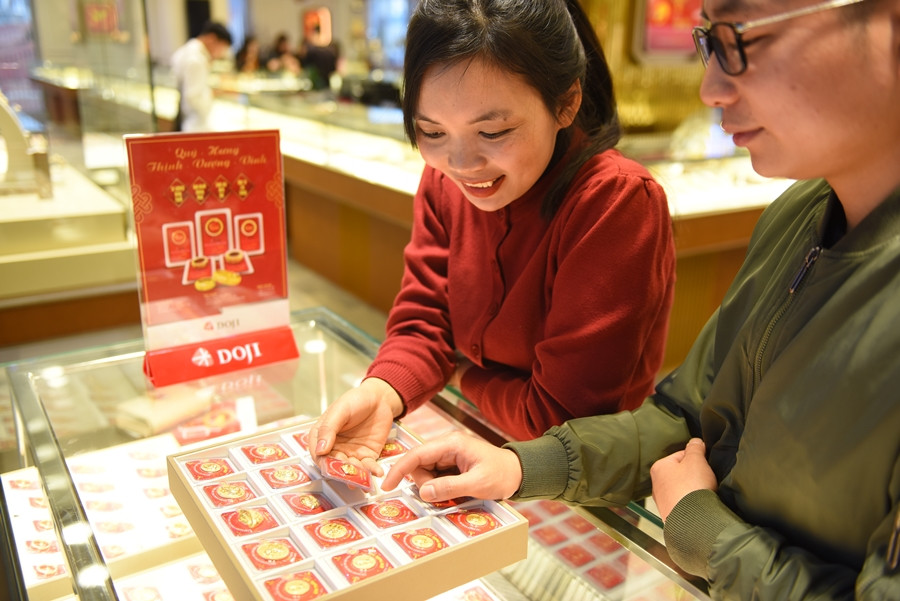 Không phải xếp hàng dài từ sáng sớm đến tận đêm khuya để mua vàng cầu may mắn, tài lộc trong ngày vía Thần Tài nhiều người có thể thoải mái hơn khi đi mua vàng trước.