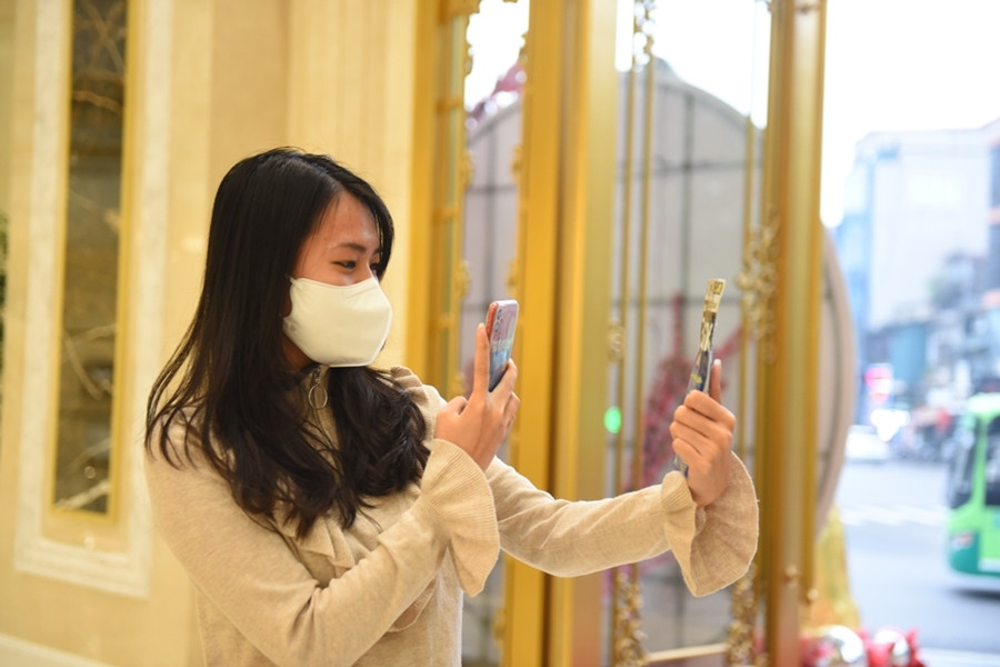 Nhiều khách phấn khích chụp lại ảnh sản phẩm chia sẻ với người thân, bạn bè.