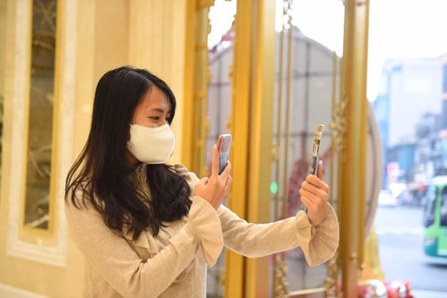 Nhiều khách phấn khích chụp lại ảnh sản phẩm chia sẻ với người thân, bạn bè.