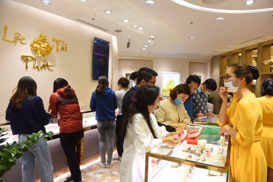 So phai xep hang, nhieu nguoi un un di mua vang sat ngay via Than Tai