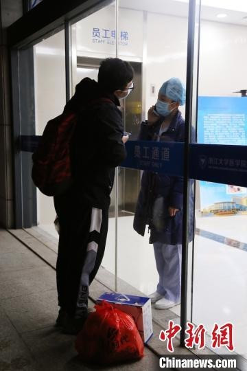 Chuyen tinh cac y bac si giua tam dich Vu Han-Hinh-2