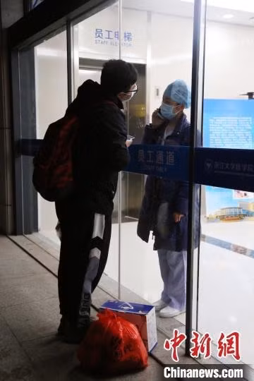 Chuyen tinh cac y bac si giua tam dich Vu Han-Hinh-2