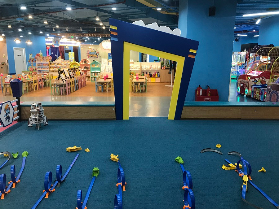 ... nay không có một cháu nào. Hà Nội đã quyết định cho học sinh nghỉ học thêm 1 tuần để tránh dịch bệnh do virus corona. Đặc biệt, để đảm bảo an toàn sức khỏe cho con em nhiều bậc phụ huynh đã "cắt cử" nhau ở nhà trông con thay vì đưa các cháu đến nơi đông người vui chơi.