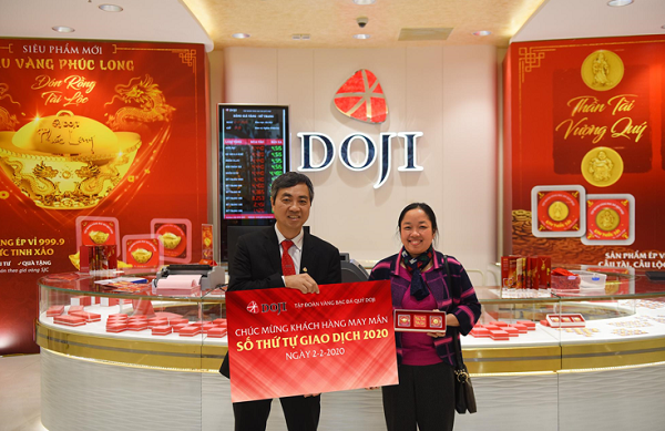 Di mua vang ngay Than Tai, khach duoc tang khau trang phong virus corona-Hinh-3