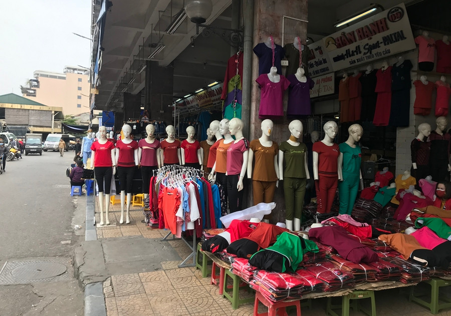 Các ki-ốt mặt ngoài của chợ Đồng Xuân cũng chung cảnh tượng "ế ẩm".