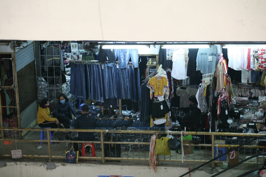 Không có khách, tiểu thương tranh thủ ngồi nói chuyện với nhau hoặc xem điện thoại để "giết" thời gian.