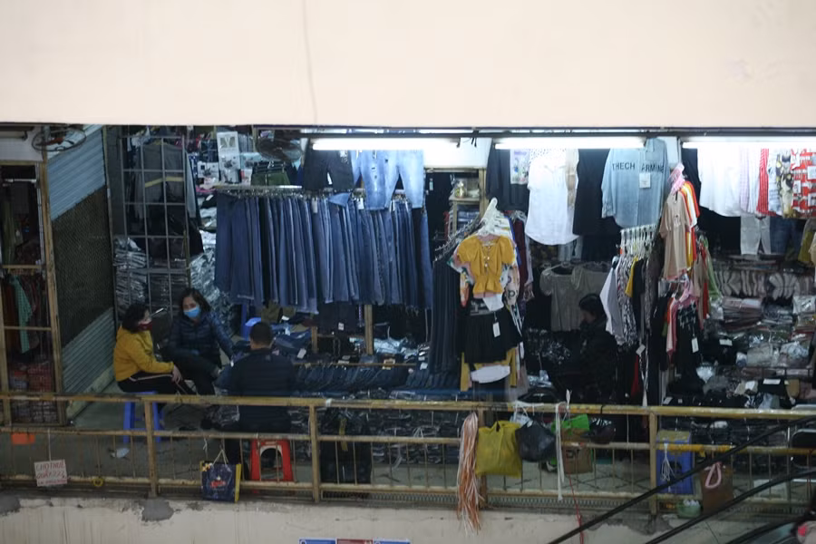 Không có khách, tiểu thương tranh thủ ngồi nói chuyện với nhau hoặc xem điện thoại để "giết" thời gian.