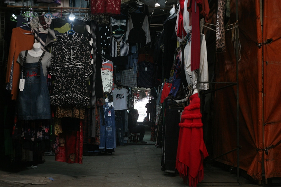 Ghi nhận trong khoảng 9h30-11h ngày 17/2, các ki-ốt bán quần áo bên trong chợ Ngã Tư Sở vẫn vắng bóng khách hàng. Thậm chí, đến 11h cùng ngày có tiểu thương mới bắt đầu mở cửa, bày hàng.