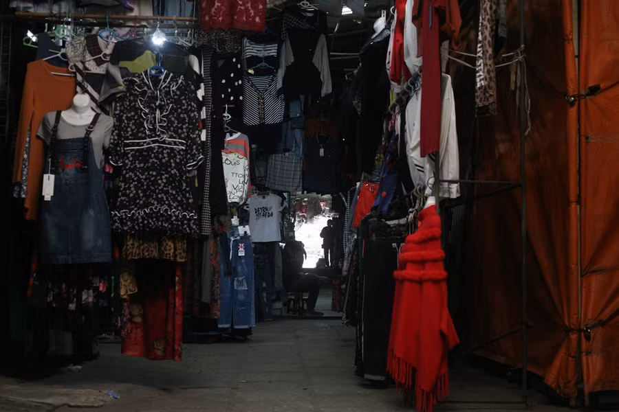 Ghi nhận trong khoảng 9h30-11h ngày 17/2, các ki-ốt bán quần áo bên trong chợ Ngã Tư Sở vẫn vắng bóng khách hàng. Thậm chí, đến 11h cùng ngày có tiểu thương mới bắt đầu mở cửa, bày hàng.