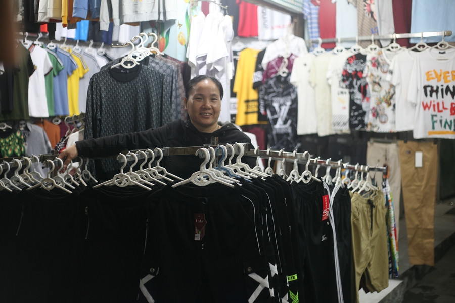 Nữ tiểu thương này cho biết, bình thường chợ Ngã Tư Sở rất vắng, nay lại thêm dịch bệnh virus corona càng khiến cho chợ vắng hơn, thậm chí khách đến đây giảm đến 90% so với bình thường.