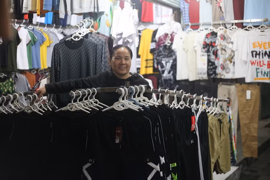 Nữ tiểu thương này cho biết, bình thường chợ Ngã Tư Sở rất vắng, nay lại thêm dịch bệnh virus corona càng khiến cho chợ vắng hơn, thậm chí khách đến đây giảm đến 90% so với bình thường.