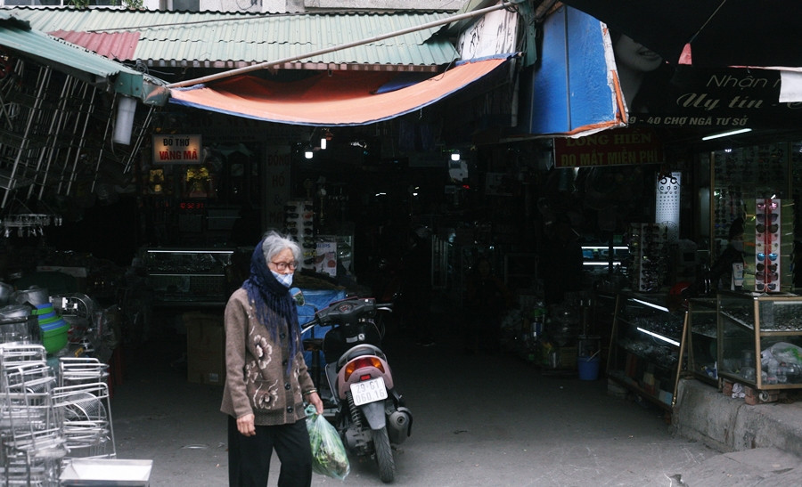 Tương tự, tại chợ Ngã Tư Sở (Hà Nội) lượng khách đến đây cũng vô cùng vắng vẻ.