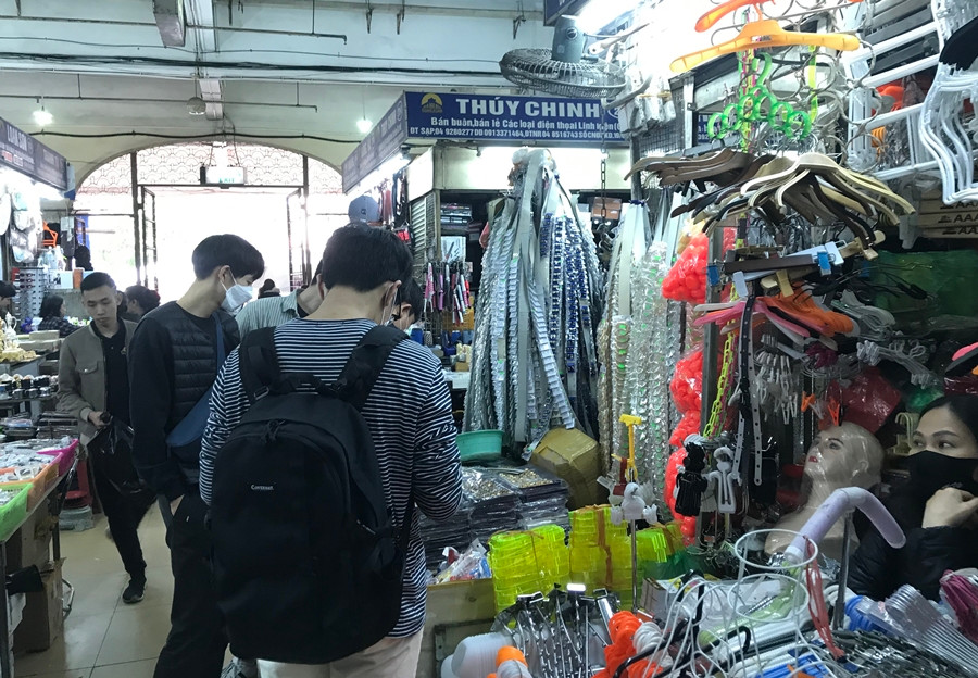 Lẻ tẻ vài khách hàng đến chợ Đồng Xuân thời điểm dịch bệnh nCoV diễn biến phức tạp.