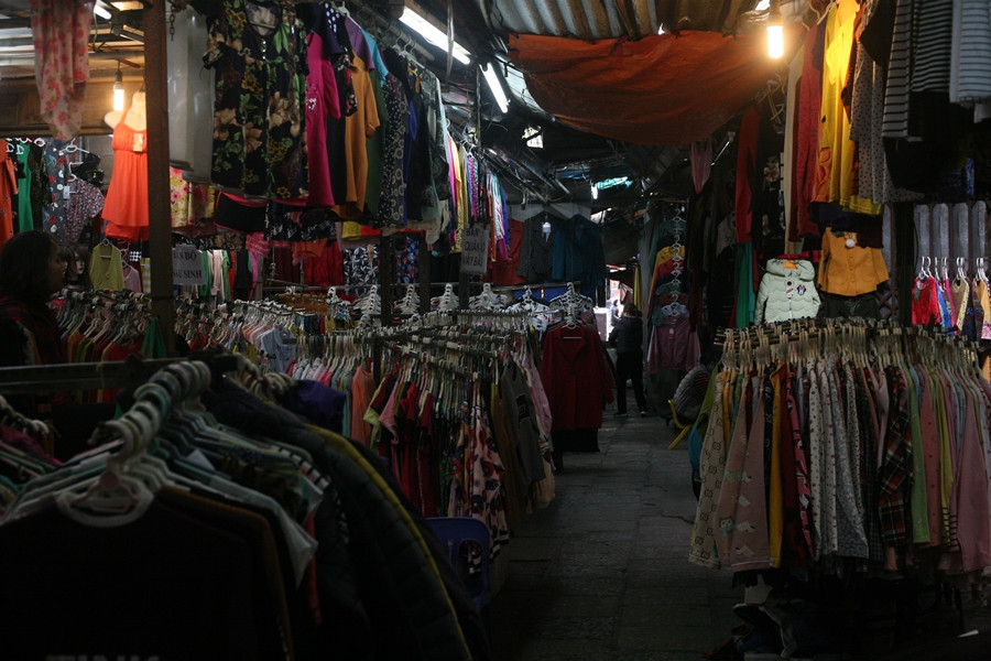 Không một bóng dáng khách hàng ở khu quần áo người lớn.