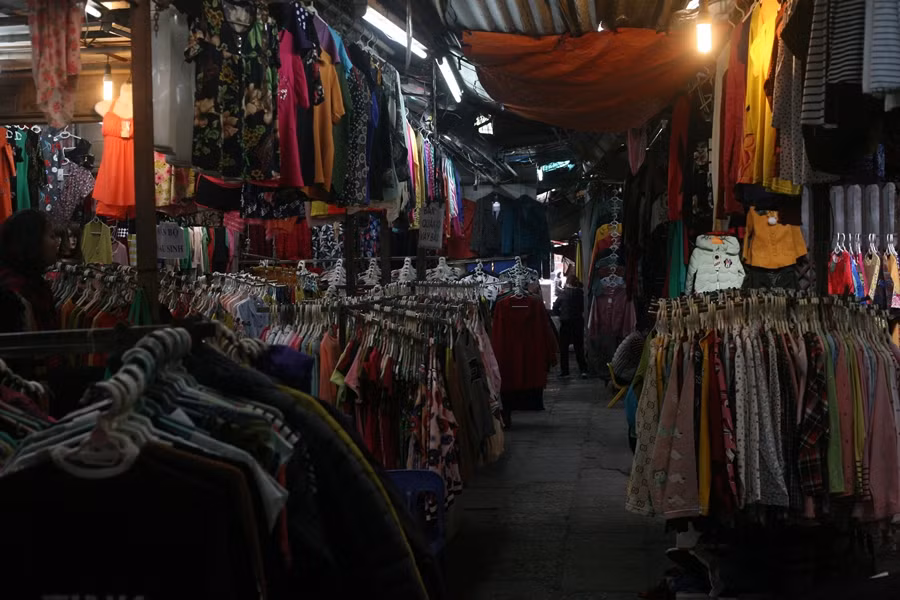 Không một bóng dáng khách hàng ở khu quần áo người lớn.