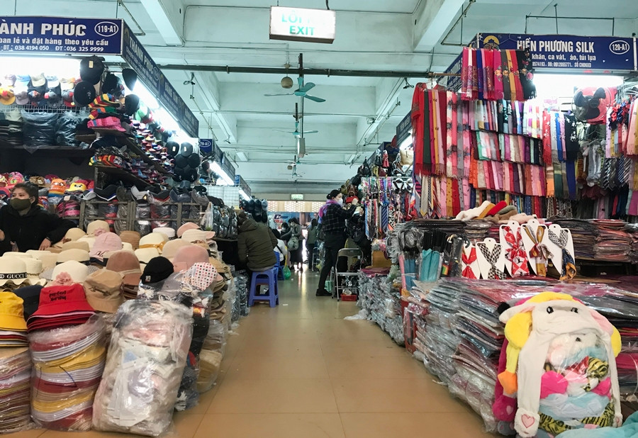 Thời gian này, Ban Quản lý chợ Đồng Xuân cũng đã dán thông báo về dịch bệnh ở các điểm ra vào chợ, đồng thời dùng loa phát thanh 2 lần/ngày tuyên truyền cho tiểu thương và khách du lịch các biện pháp phòng chống dịch bệnh viêm phổi cấp do nCoV.