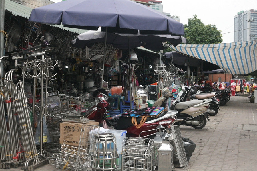 Cảnh tượng đìu hiu trông thấy rõ từ bên ngoài chợ.