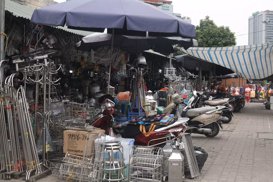 Cảnh tượng đìu hiu trông thấy rõ từ bên ngoài chợ.