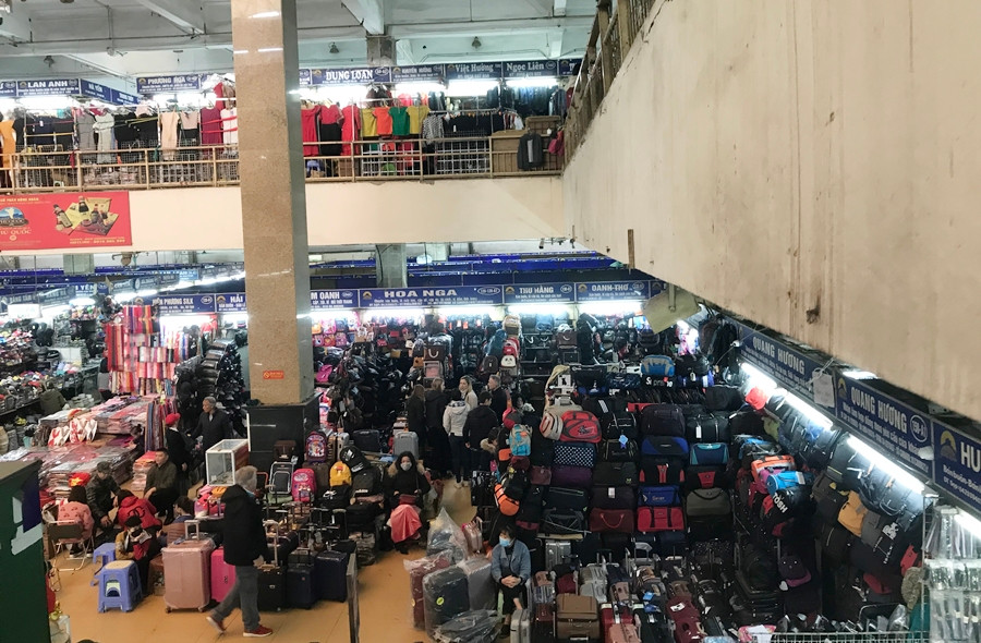 Cả khu chợ Đồng Xuân đều rơi vào tình trạng thưa vắng khách chưa từng thấy.