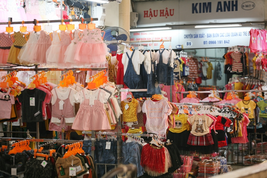 Thậm chí, có khoảng thời gian chợ thưa vắng, nhiều ki-ốt không một vị khách nào ra vào.