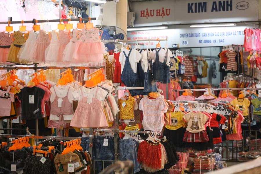 Thậm chí, có khoảng thời gian chợ thưa vắng, nhiều ki-ốt không một vị khách nào ra vào.