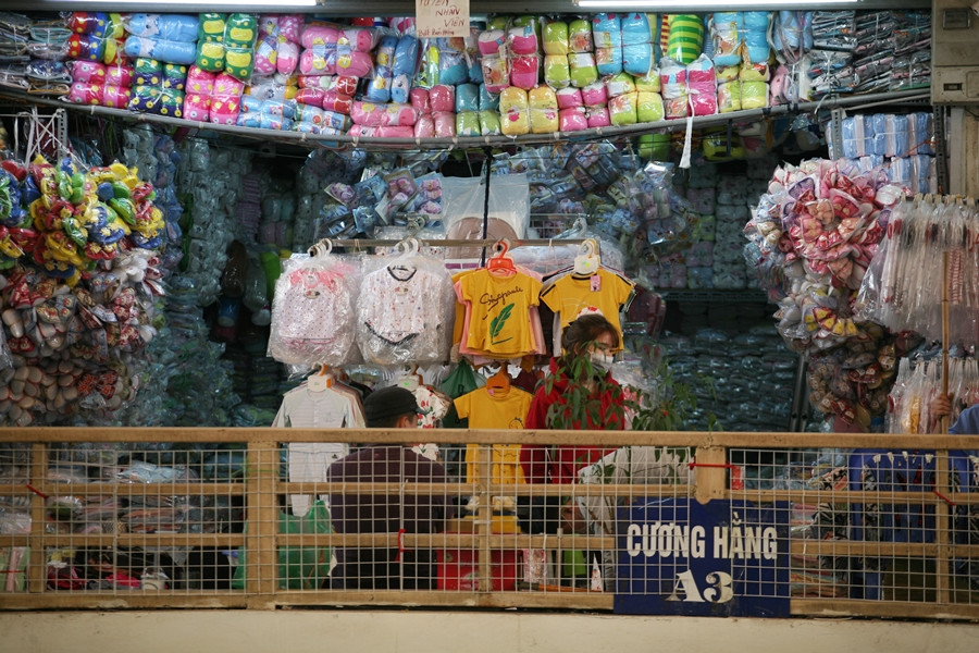 Các tiểu thương ở đây đều đeo khẩu trang đề phòng lây nhiễm dịch bệnh.