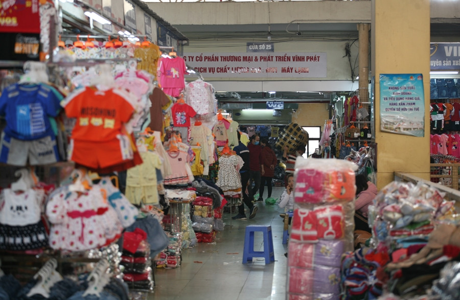 Lối đi bên trong chợ không vốn chen nhau đông đúc, nay vắng vẻ.