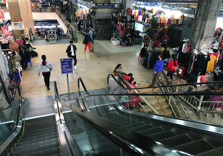 Ghi nhận của PV Kiến Thức sáng ngày 17/2, bên trong chợ Đồng Xuân không còn bắt gặp cảnh buôn bán tấp nập như trước. Hành lang, thang máy rất ít người sử dụng.